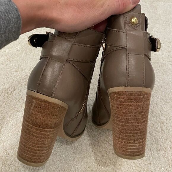 EUC Report Signature Taupe Osprey Booties Sz 8.5 - Picture 5 of 8